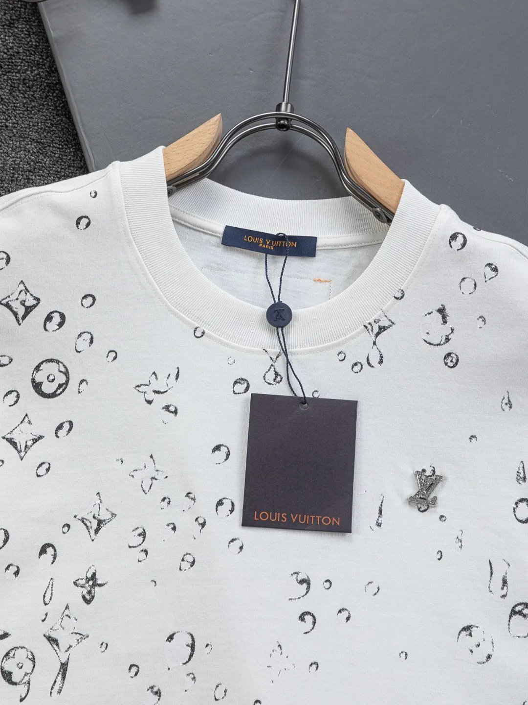 🅿️200 Louis Vuitton 1V LV lv slightly wide version S-XL LV 26ss new products are available at counters simultaneously. Multiple craftsmanship. Gold thread jacquard checkerboard letters on the chest🪡 embroidery. Round neck short-sleeved T-shirt, same style for men and women! Consigned to one-to-one creation. Synchronized with the official website, pure cotton fabrics at the counter! It is close to the skin and comfortable, durable and easy to wear. It has a classic and simple logo design and meticulous original craftsmanship. Short-sleeves, a must-have item for men, do not appear to be the same for the general public, but must be unique and eye-catching. This LV short-sleeve is all about quality, comfort, the same shape and fashion as always, including fabrics and cutting techniques. All of them have been made with great effort! 320 grams of washed pure cotton fabric, pure cotton is breathable, very refreshing and comfortable for daily wear. The rib knitting on the neckline is smooth and tight, and the neckline will not be skewed if you toss it at will. The loose version, you will find that it looks really good on the upper body. The overall is minimalist and neat, super versatile for daily use! Pair it casually with a pair of pants for a youthful look. A T-shirt will make your outfit crazy. It is a fashionable item that can never go wrong! Color: Black White Size: S-XL Size chart: S: Shoulder width 50-Bust 56-Length 70 M: Shoulder width 52-Bust 57-Length 72 L: Shoulder width 54-Bust 59-Length 74 XL: Shoulder width 56-Bust 62-Length 76